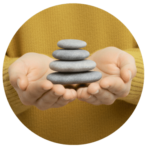 marion henry tient des pierres empilées, ancien logo su site enequilibren on reconnait sont fameux pull jaune